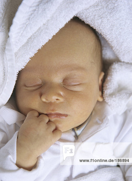Neugeborenes Baby (0-3 Monate) schlafend  Nahaufnahme