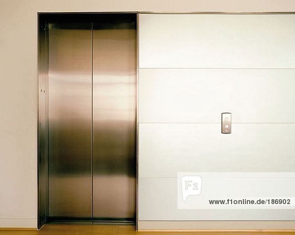 Geschlossene Aufzugstüren