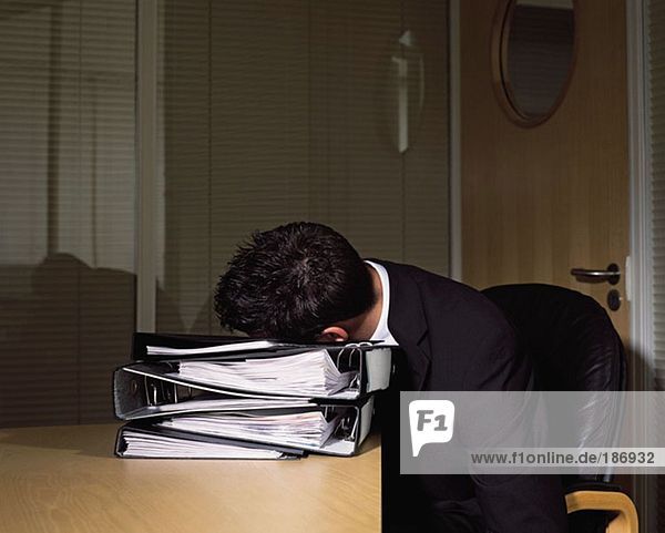 Geschäftsmann schläft im Büro