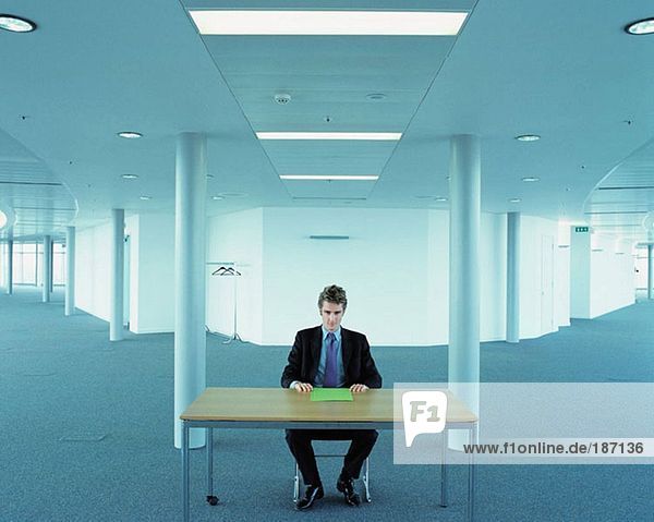Geschäftsmann in einem leeren Büro