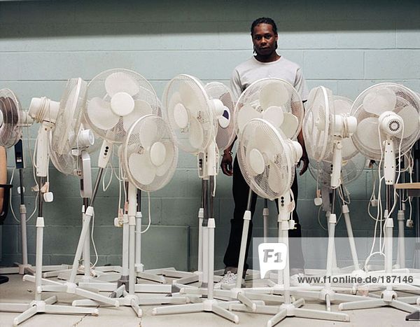 Mann gefangen von elektrischen Ventilatoren