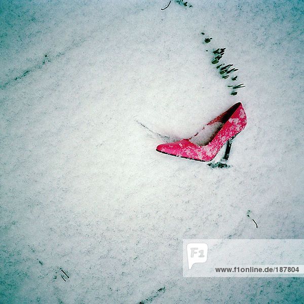 Schneebedeckter rosa Schuh