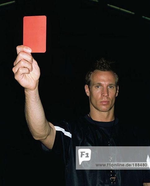 Schiedsrichter mit roter Karte
