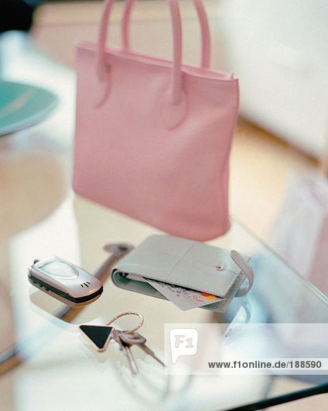 Handtasche Handy und Schlüssel auf einem Tisch