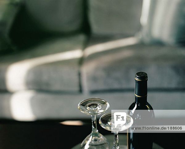 Weinflasche und Weingläser