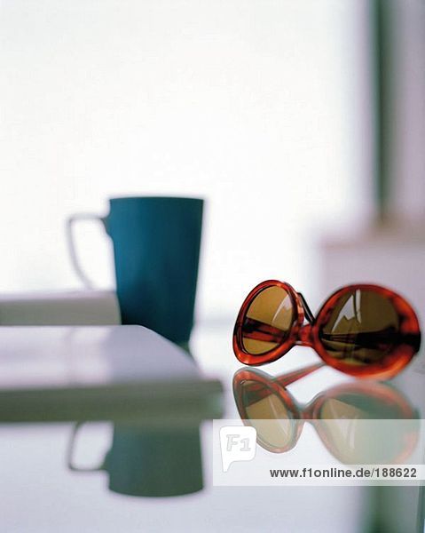 Sonnenbrille auf einem Tisch
