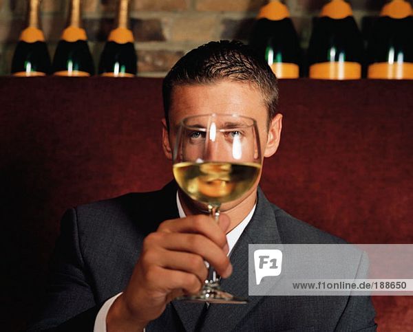 Mann mit einem Glas Wein