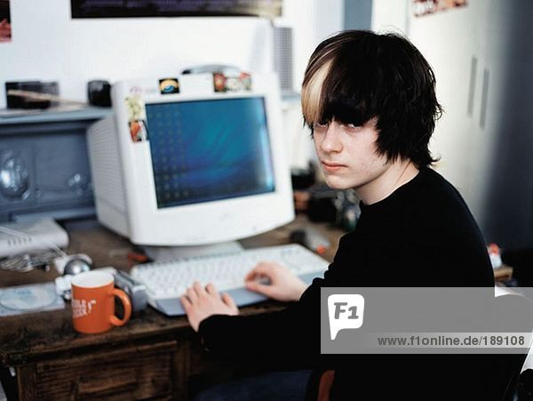 Teenager-Junge mit Personal Computer