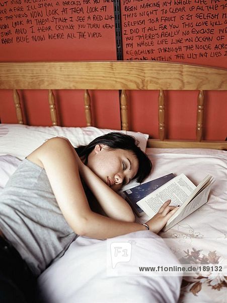 Schlafendes Mädchen mit Buch