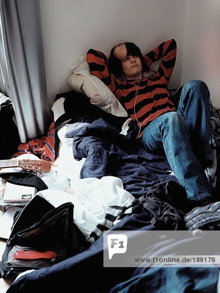 Teenager-Junge entspannt auf dem Bett