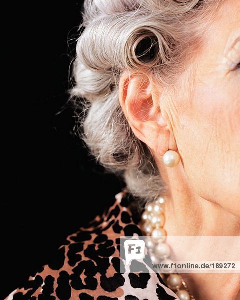 Eine ältere Frau mit Perlen