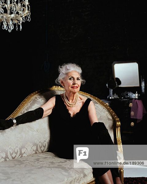 Porträt einer glamourösen Seniorin