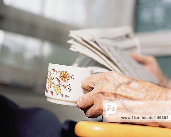 Ältere Person beim Lesen der Zeitung