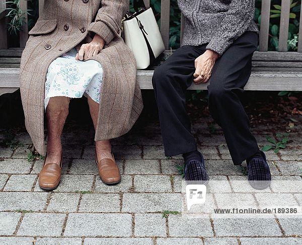 Seniorenpaar auf einer Bank