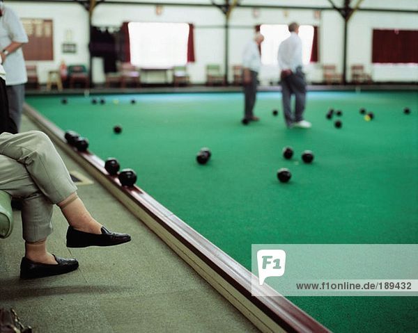 A game of indoor bowls