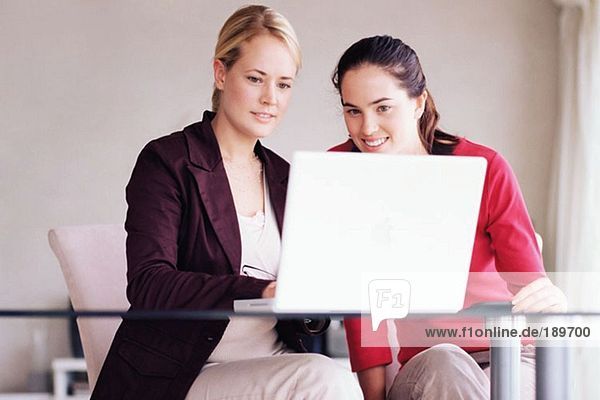 Zwei Frauen  die einen Laptop benutzen