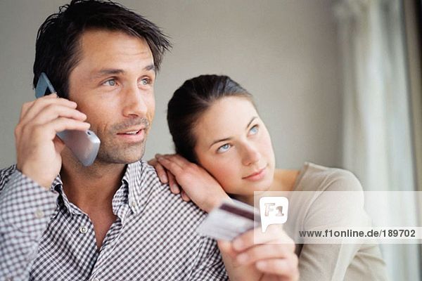 Paar mit Kreditkarte über das Telefon
