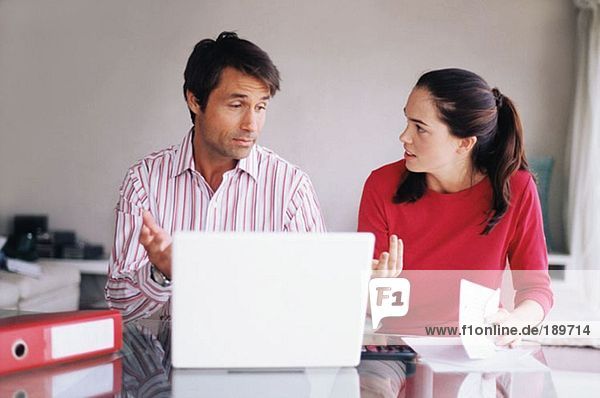 Ehepaar streitet über Finanzen