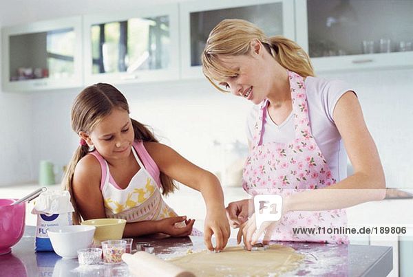 Mutter und Tochter machen Kekse