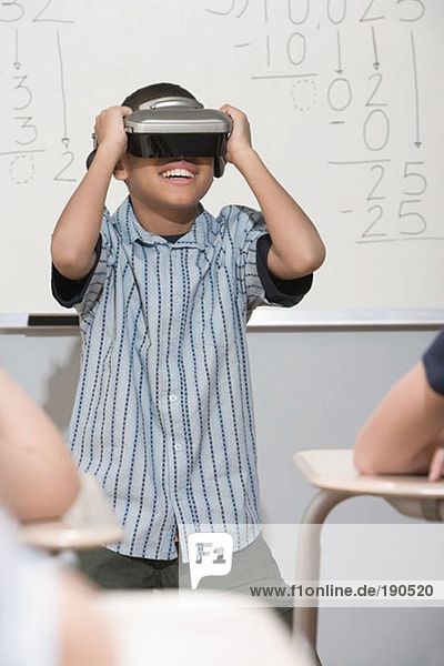 Junge mit Virtual-Reality-Headset
