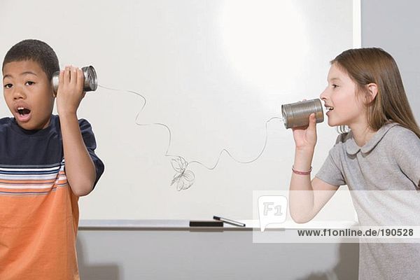 Kinder mit Blechdose telefonieren