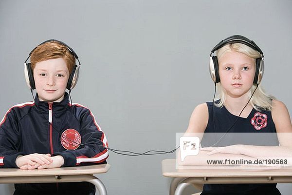 Junge und Mädchen mit angeschlossenem Kopfhörer
