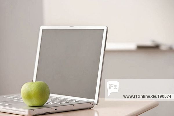 Apple auf einem Laptop-Computer