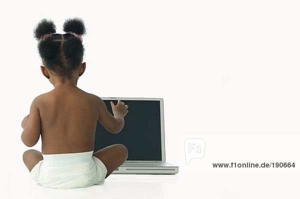 Baby Mädchen mit Laptop-Computer