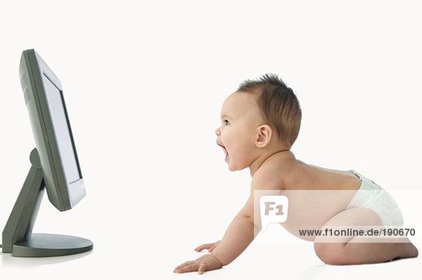Baby schaut auf den Computerbildschirm
