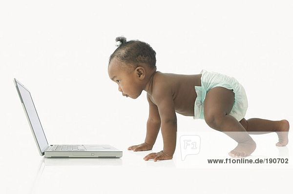 Baby schaut auf Laptop