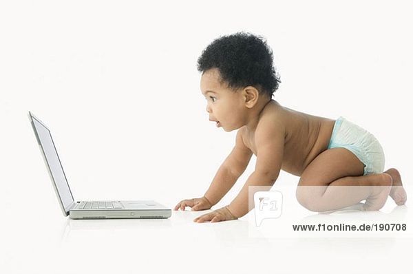 Baby fasziniert von Laptop-Computer