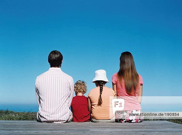 Familie mit Blick aufs Meer