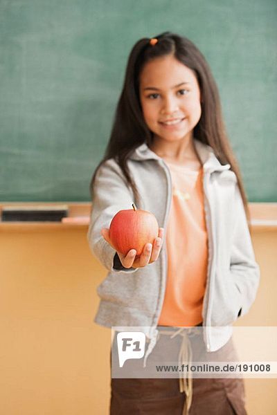 Schulmädchen mit Apfel in der Hand