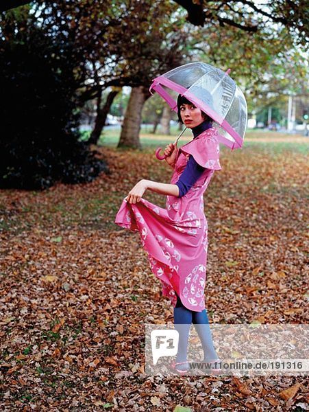 Frau mit Regenschirm im Park