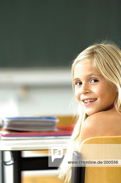Porträt von Mädchen lächelnd im Klassenzimmer