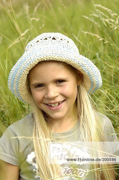 Porträt von Mädchen lächelnd in Feld