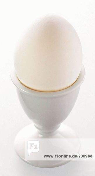 Weisses Ei im Eierbecher
