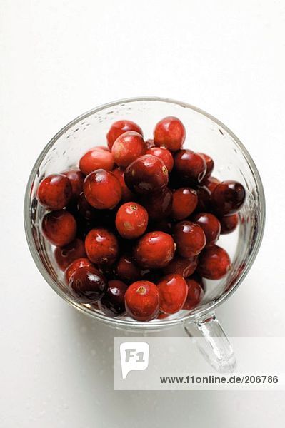 Frische Cranberries im Glas (von oben)