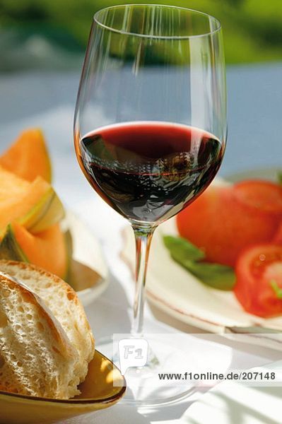 Glas Rotwein auf mediterranem Tisch