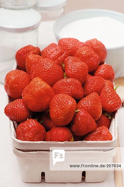 Frische Erdbeeren in Pappschale  Einmachgläser  Zucker