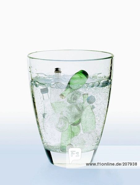 Symbolbild: Wasserflaschen in einem Wasserglas