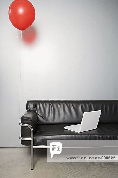 Ballon und Laptop auf dem Sofa