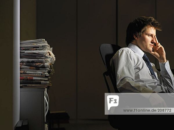Gelangweilter Mann in seinem Büro