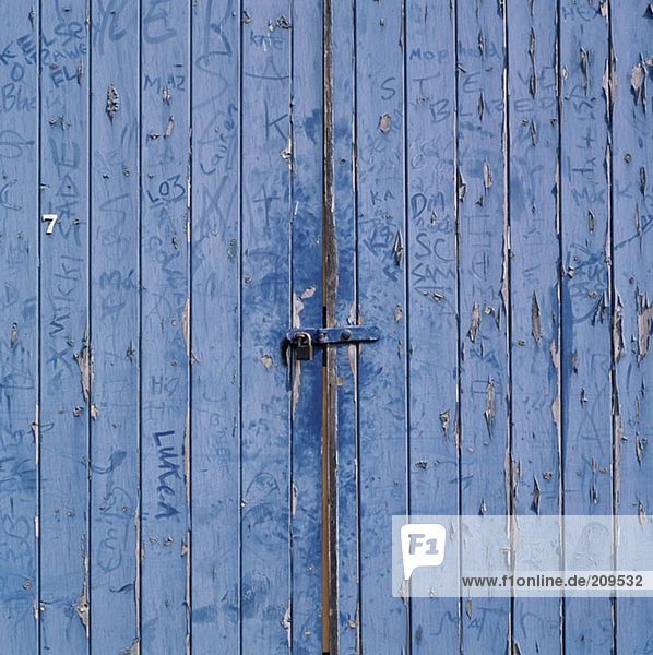 Abgenutzte blaue Tür