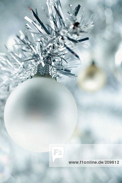 Silberkugel auf einem Weihnachtsbaum