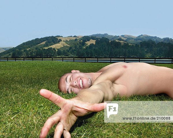 Mann auf dem Rasen liegend
