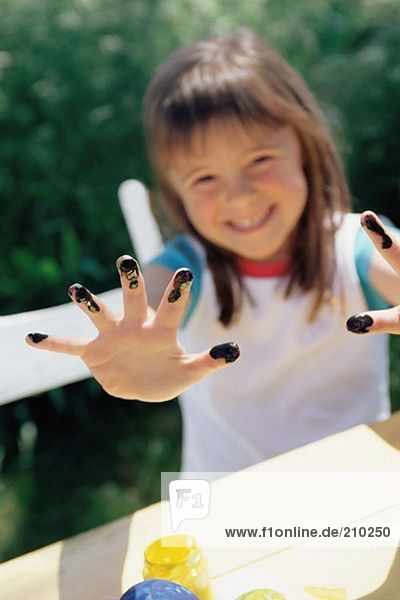 Mädchen mit Farbe an den Fingern