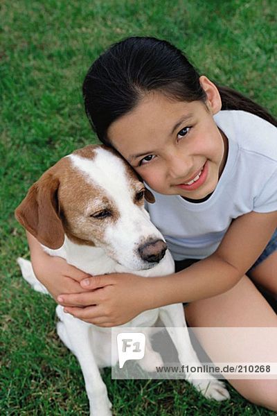 Mädchen umarmt ihren Haushund
