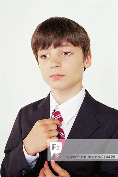 Schuljunge stellt seine Krawatte ein