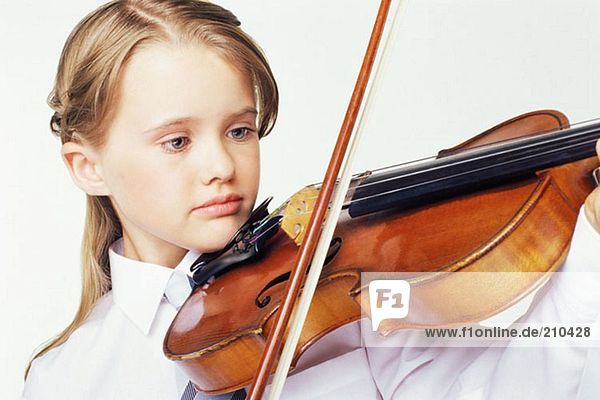 Mädchen beim Geigenspiel